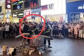 一摊贩与多名城管扭打在一起，摊子被推翻，城管被锁喉，官方回应图片