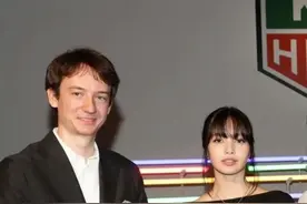 Lisa和LV三公子大方同框！一身行头超12万贵气，二人越来越高调图片