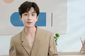 探乐派怎么说服成毅穿深V西装，里面居然能不穿老头衫的呢？图片