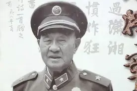 胡奇才不满被降级拍桌子，罗荣桓怒批：胆子越来越大，够处分了图片