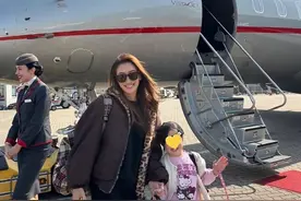 谢霆锋坐私人飞机出国过年，两个儿子身高超过父亲，王菲没有同行图片