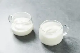 喂完奶后，乳房里还有奶，需要用手挤或吸奶器排空吗？图片
