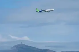 C919飞越维港，李家超发声图片