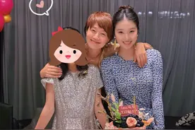 文君竹16岁生日，晒和马伊琍文章合照，被吐槽长相高级但太过成熟图片