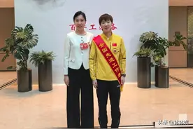 李晓霞晒表彰大会后台照，樊振东见熟人变松弛，王曼昱个子最矮图片