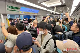图集｜復活節假期首日 北上人潮擠爆港鐵图片