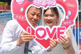 工地上的婚纱照见证幸福图片