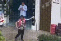 医院康复区突然窜出一条大蛇，老太太徒手抓住蛇尾往地上抡图片
