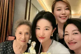刘亦菲发文晒生日照惠英红吴彦姝惊喜现身娱乐圈最好的闺蜜情图片