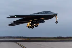 B2轰炸机奔袭55000公里，除了性能强，更可怕的是全球的军事基地图片