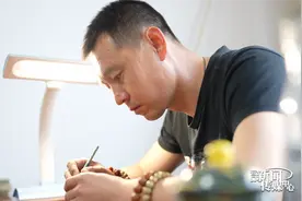 时光手艺人②｜方寸桃核刻万千图片
