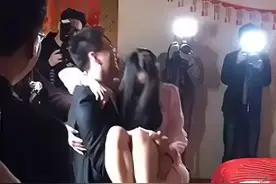 婚礼欢乐瞬间：新郎和伴娘的亲密互动成笑点图片