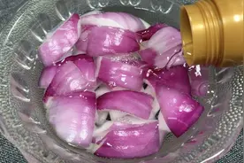 50岁女子坚持吃“白醋泡洋葱”，排毒养颜又减肥，结果如何了？图片