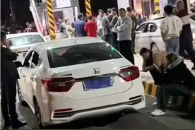 高速免费最后时刻司机狂按喇叭卡点失败 湖南：不存在宽限几分钟图片