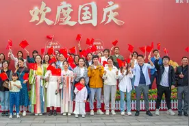 超燃！武隆景区快闪献礼国庆 游客大合唱《我和我的祖国》图片