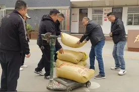 “以购代扶”通销路 助农增收促振兴图片