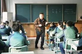 成都老师“龙叔叔”趣味英语课走红网络，称“短视频是一种新形式的支教”图片