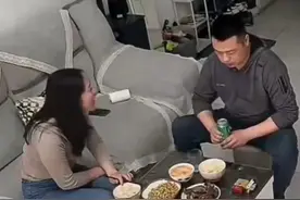 卑微！累了一天的丈夫喝便宜啤酒，遭妻子嫌弃挣钱少，话句句扎心图片