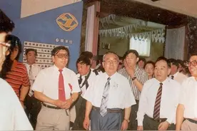 1990年辽宁省省长微服私访，被警察铐起来关进警局，最终结果如何图片