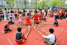 做特色美食跳竹竿舞喜迎“广西三月三”图片