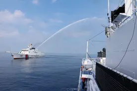 菲律宾承认踩到中国红线，砸350亿美元扩军，和中国掰掰手腕图片