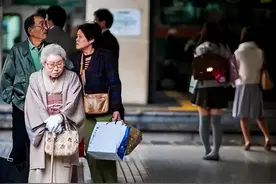 日本老龄化严重，送中国养老不成，日本专家曾建议：老人集体切腹图片