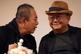事实证明，被传移民美国定居的王刚，已经走上了另一条大道！图片