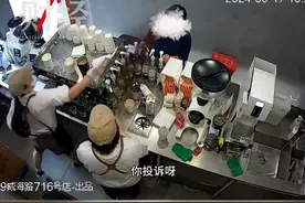 Manner店员向顾客头上泼咖啡粉？官方回应图片