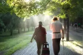从农村进城带娃的老人，别做这三件糊涂事，避免晚年凄凉图片