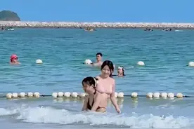 辣眼睛！两女子海边穿内衣内裤搓背！并做出不雅姿势，网友却沦陷图片