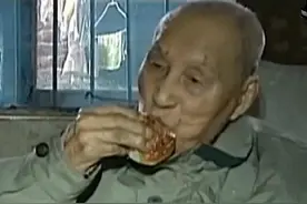 湖南97岁老人离奇返老还童，白发转黑长新牙，专家：只有一种可能图片