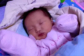 16天宝宝奶量惊人，妈妈给孩子喂进医院，要多留心眼图片