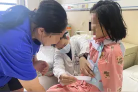 11岁女孩“坐没坐相”竟是脊柱重度侧弯畸形，矫形手术后挺直腰杆图片