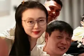 范志毅带老婆参加鹿晗的生日宴，夫妻同框像父女，一双美腿超抢镜图片