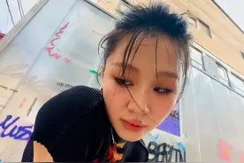 金靖晒多巴胺街拍孕照，怀孕7个多月仍孕吐，严格控糖比孕前还瘦图片