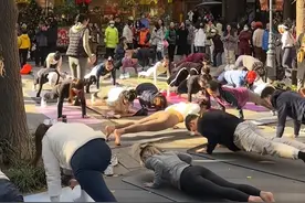 1段“上海街头尴尬视频”引群嘲：新型洗脑，正在祸害中国年轻人图片