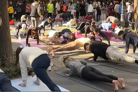 1段“上海街头尴尬视频”引群嘲：新型洗脑，正在祸害中国年轻人图片