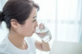 长得帅就是好！广东一男子在工厂被女生狂撩，不想恋爱都不行图片