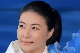 郭晶晶低调返港陪娃，拎亚运会纪念品回家，地位飞升秒杀港圈贵妇图片