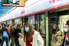 地铁惊现“裤裆藏狗”奇景！男子这波操作竟让全网笑喷图片