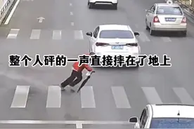 太悲哀！南京82岁老人摔倒路中央，无人敢扶！路人、车辆全都绕行图片