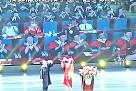 瞧人家校长，毕业典礼跟学生豪放“炫酒”，整活还得看年轻人图片