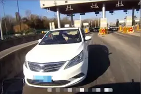 首次开车上路，为何被抓？图片