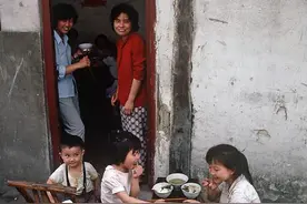 父亲再婚后，把我扔给姥姥，多年后我出息了，他却为继弟求我图片