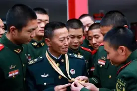 一级军士长王忠心退休后近况：约亲朋好友吃饭，打扮朴素低调图片