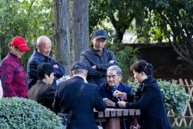 明明都是70岁，为啥有人显老，有人却看上去很年轻？老实说出原因图片