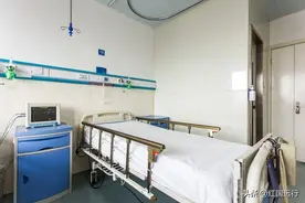老人生病住院，女儿陪护，儿子假期，也不想陪护，要陪孩子去旅游图片