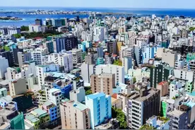 马尔代夫的马累岛又小又挤，海拔才一米，岛上楼房不高，民风保守图片