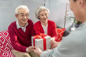 9 月敬老卡通用 + 高龄补贴翻倍！65 岁以上这样领​！图片