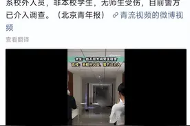 尴尬瞬间：女生裸身闯入男生宿舍，楼道内发生不雅一幕！图片
